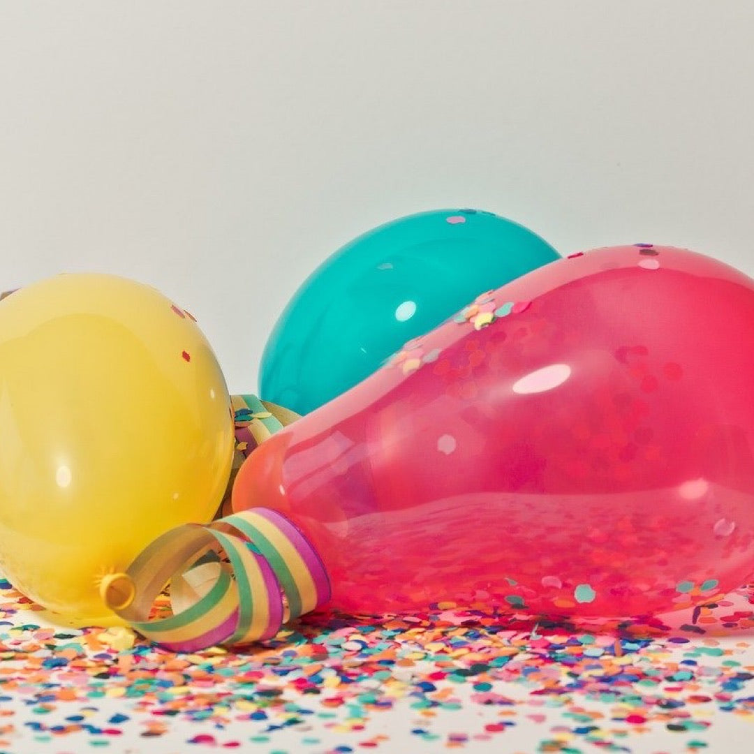 Luftballons mit Konfetti für Karneval 